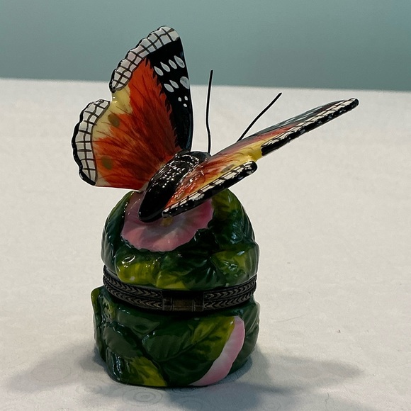 Butterfly Trinket Box with Floral Design - Picture 6 of 7